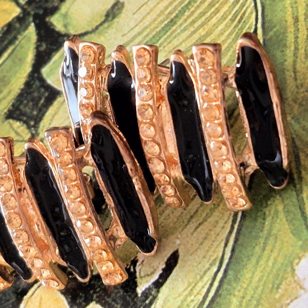 Elegant Black and Gold Women's Earrings - Picture 3 of 5